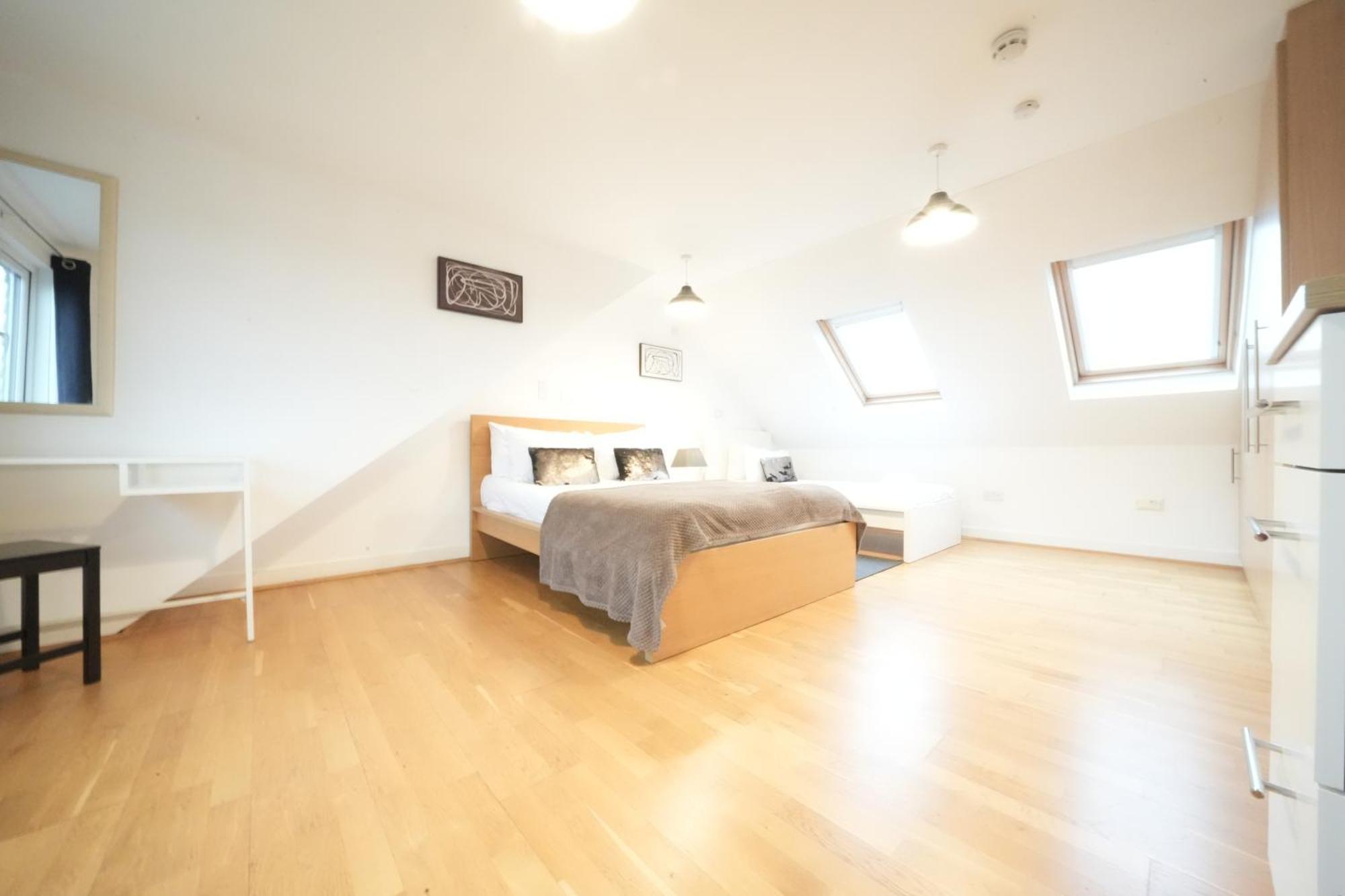 Great Airport Sleep Apartment Harmondsworth Exterior photo