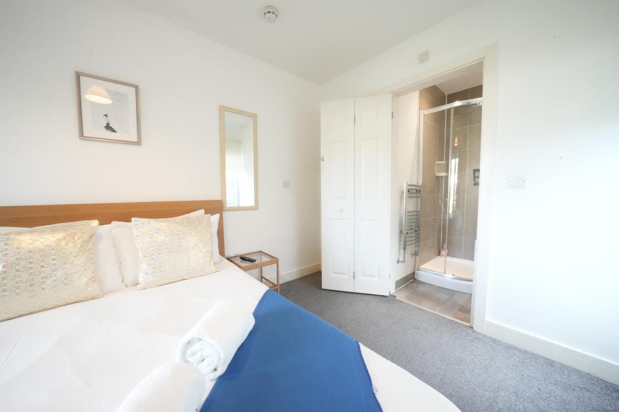 Great Airport Sleep Apartment Harmondsworth Exterior photo