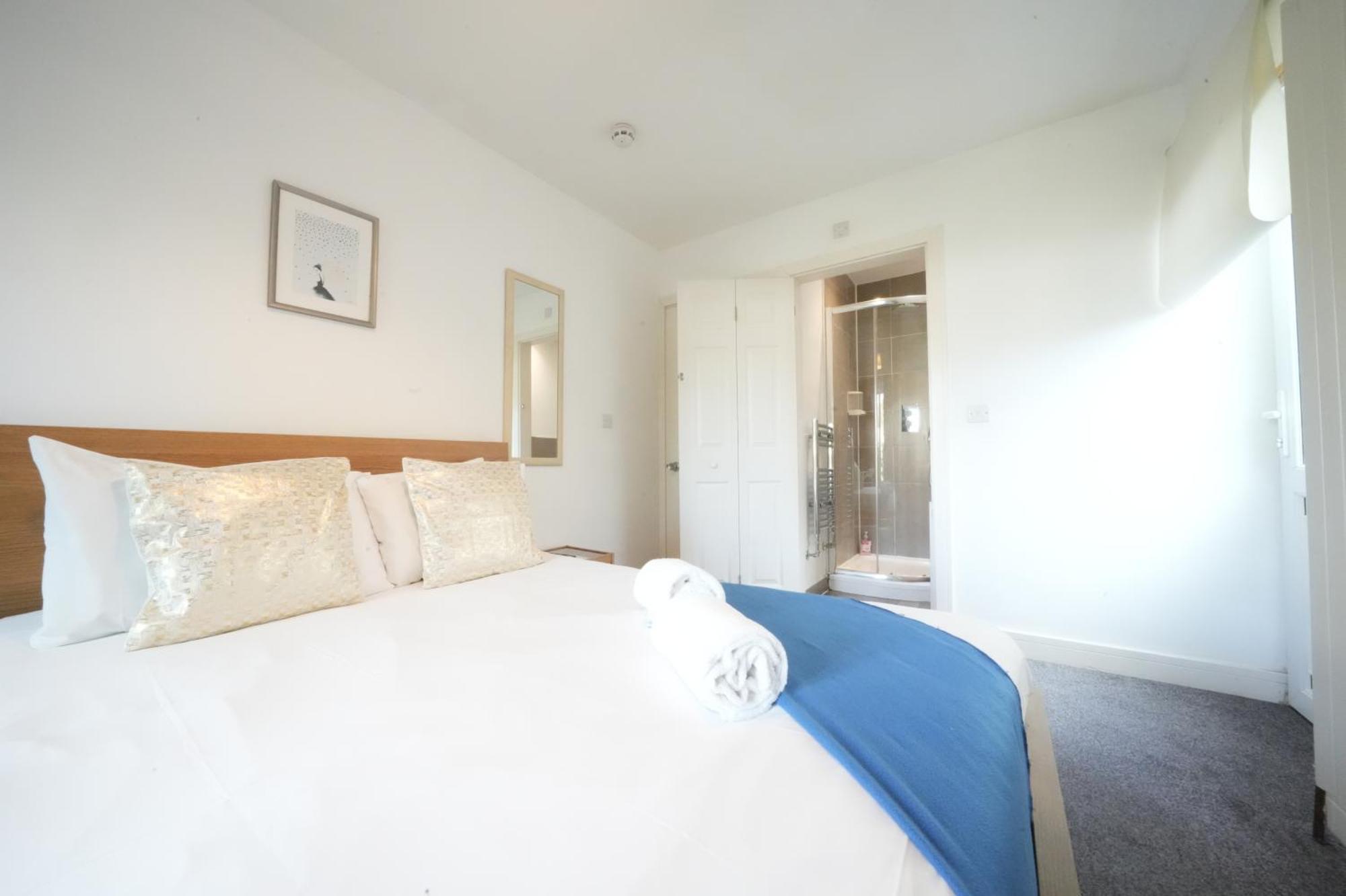 Great Airport Sleep Apartment Harmondsworth Exterior photo